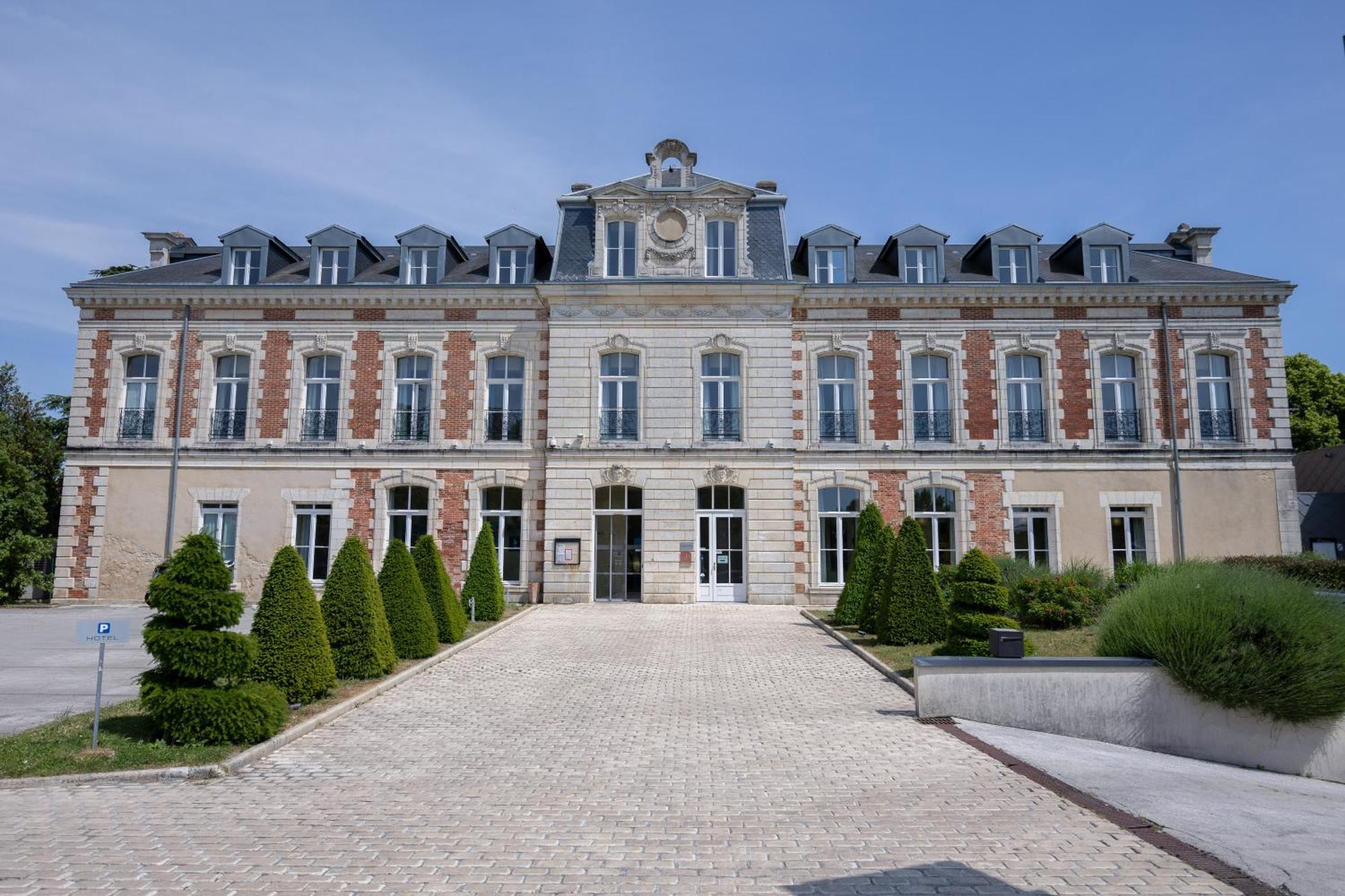 Hotel Et Spa Du Chateau Lagord Exterior photo