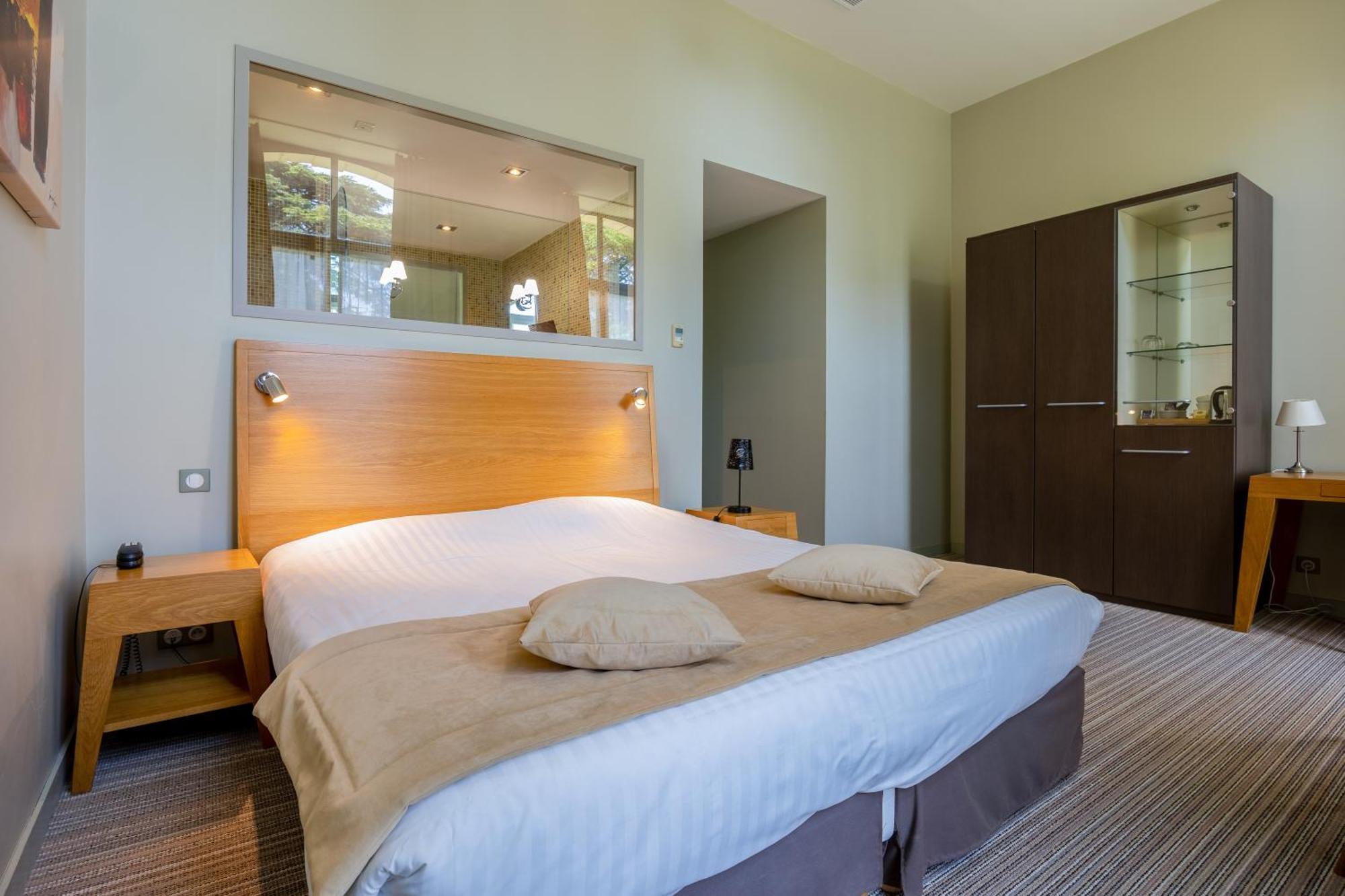 Hotel Et Spa Du Chateau Lagord Room photo