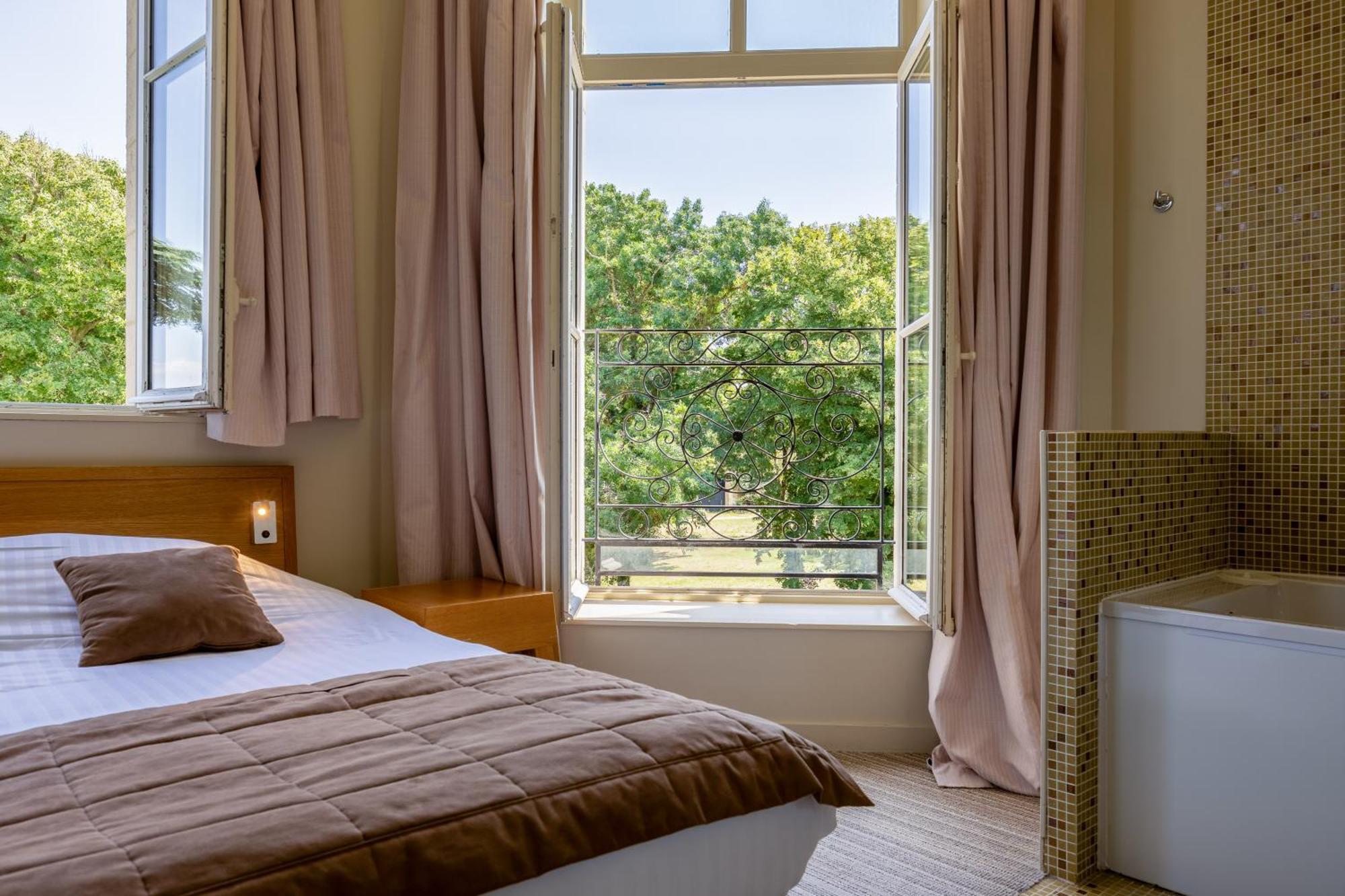Hotel Et Spa Du Chateau Lagord Room photo